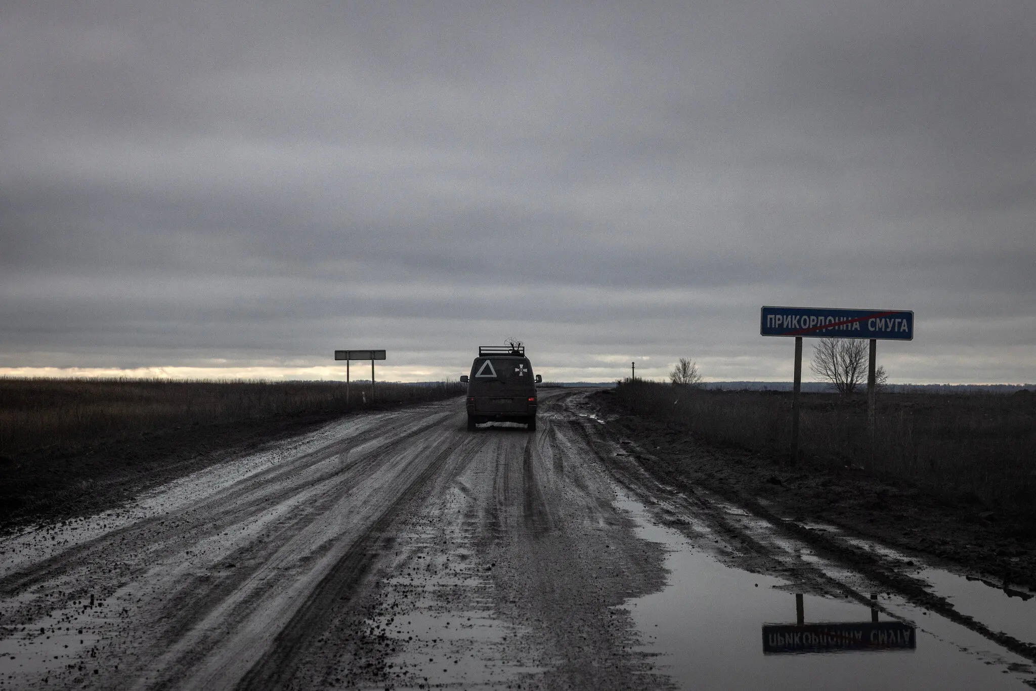 Автомобіль українських військових від'їжджає від російського кордону.